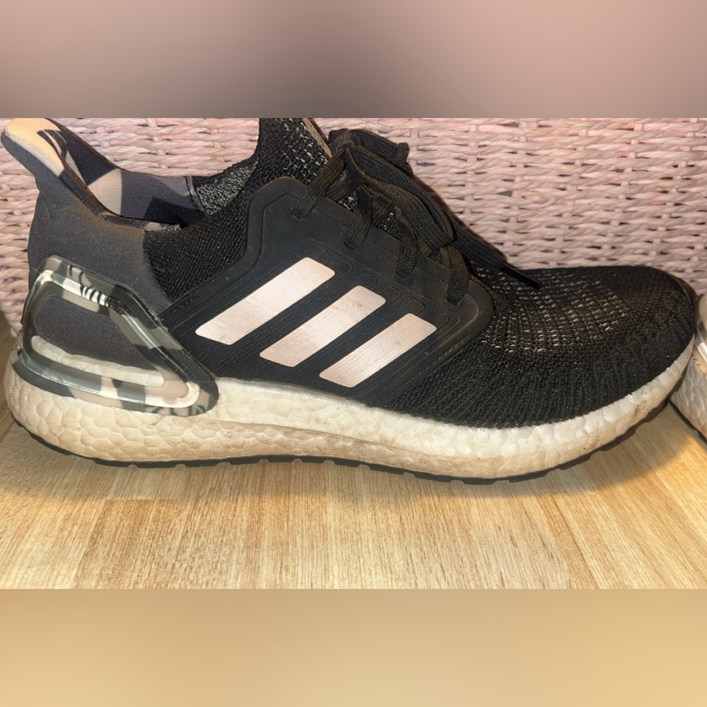 Women’s Adidas Tennis’s shoe!!